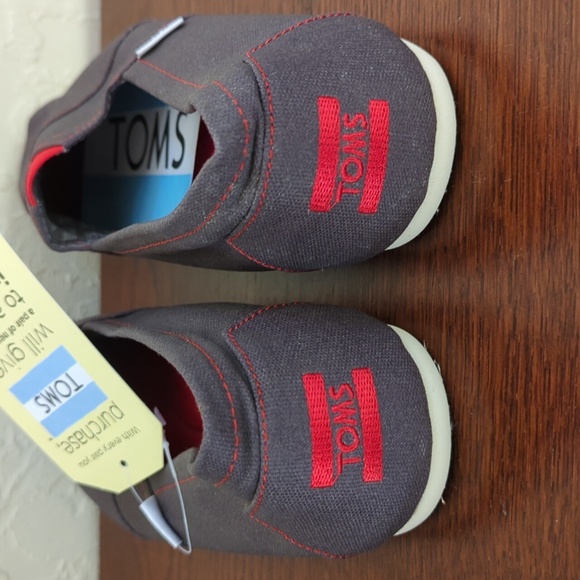 Toms Men's Gray and Red Audi Designed Classic Slip On Shoes Size 7.5 - Picture 7 of 11
